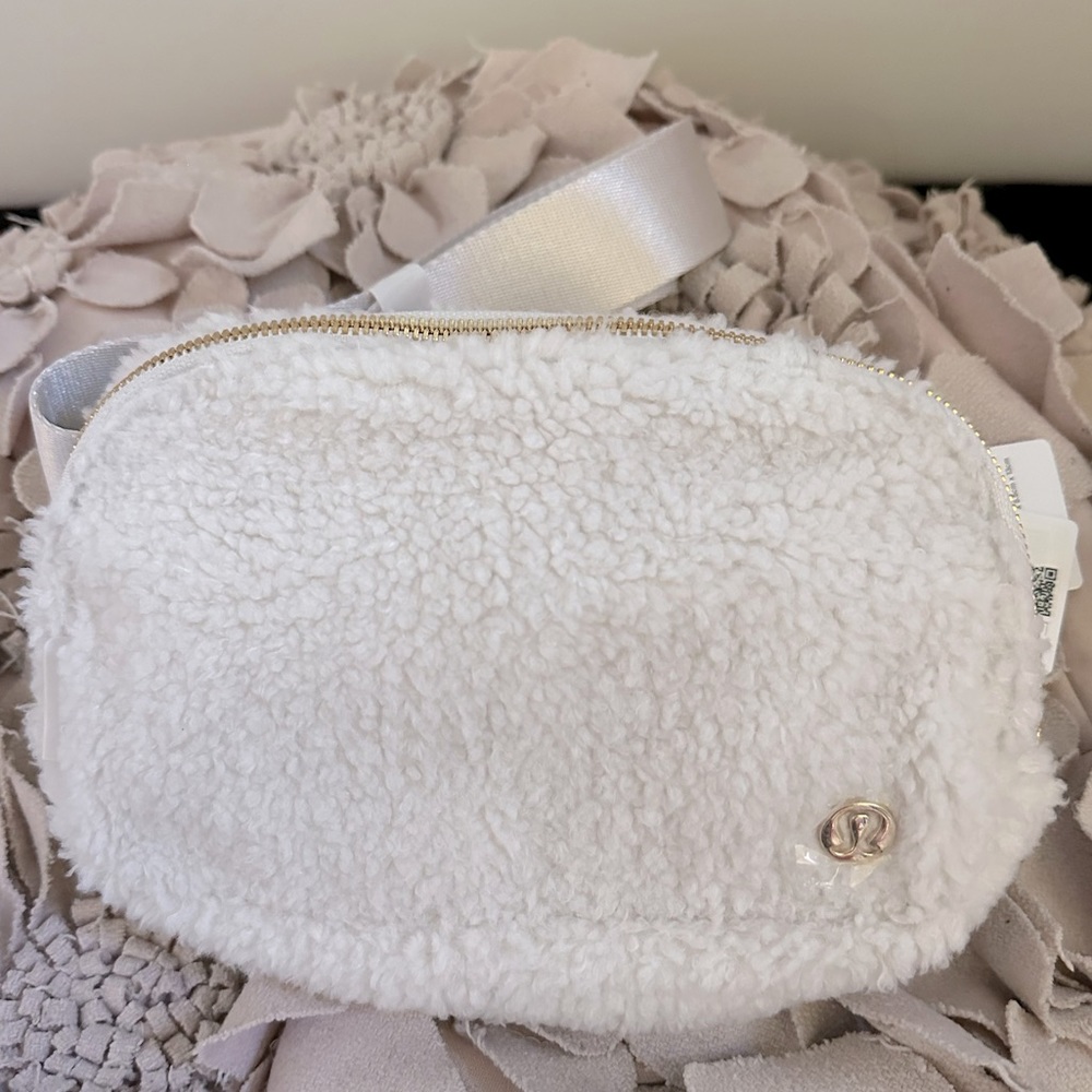 Lululemon Everywhere Fleece Belt Bag 1L White Opal/Gold Brand New - Picture 3 of 12